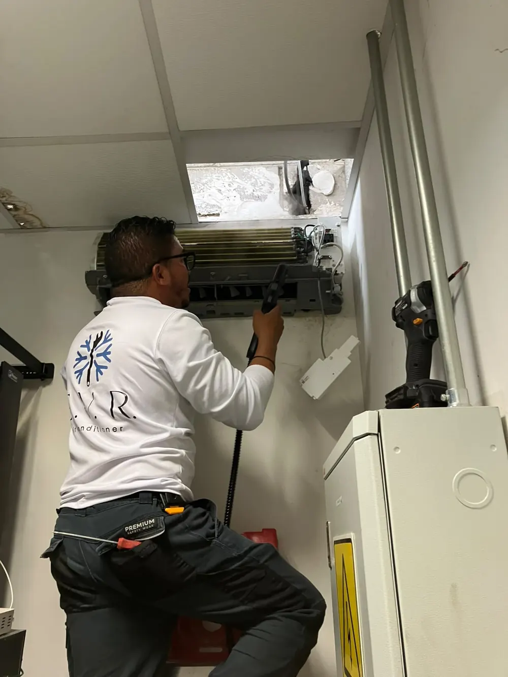 Servicio de aire acondicionado en cuarto de paneles eléctricos
