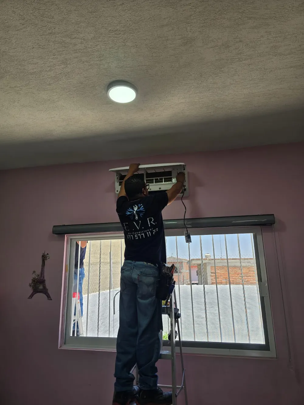 Técnico de EVR Air Conditioner instalando un mini split en una vivienda de León