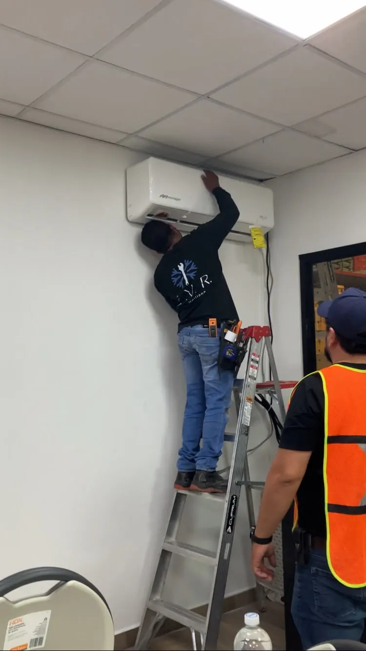 Técnicos de EVR Air Conditioner instalando un mini split en León, Guanajuato