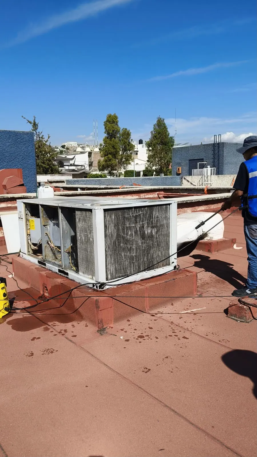 Limpieza a presión de unidad de aire acondicionado tipo paquete